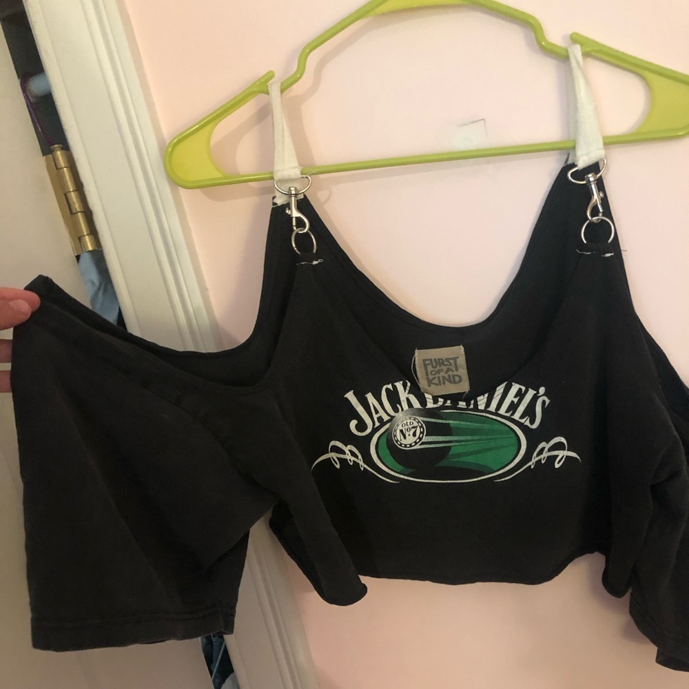 LF open shoulder metal clasps crop top